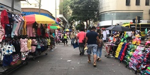Deber de velar por espacio público no justifica afectar derechos de vendedores informales